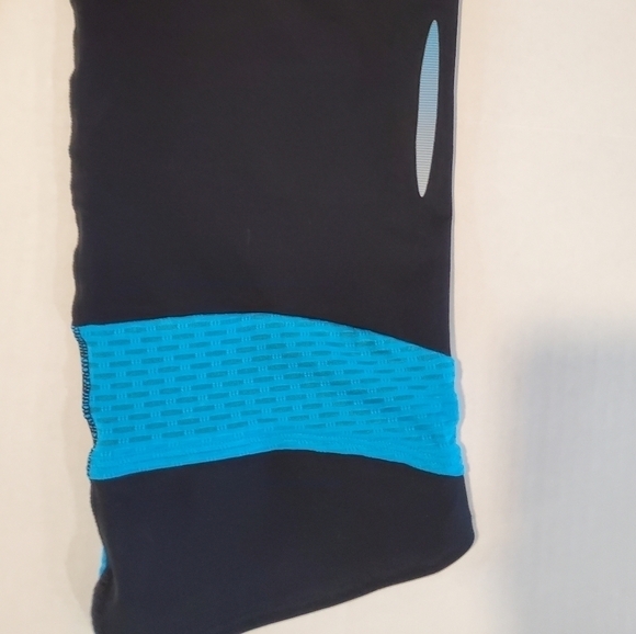 Under Armour black and teal heat gear capri compression leggings. Size M. H7 - Picture 5 of 10